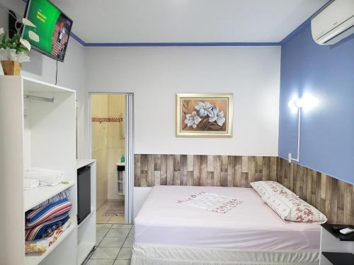 - une petite chambre avec un lit et une salle de bains dans l'établissement Pousada Boa Vista, à Cachoeira Paulista