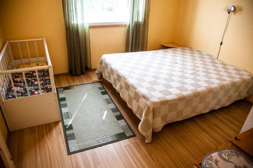 ein kleines Schlafzimmer mit einem Bett und einem Fenster in der Unterkunft Niemenkärki in Kouvola