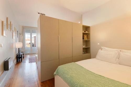 a bedroom with a bed and a large closet at Pretty 163 in Porto