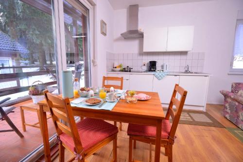 kuchnia i jadalnia ze stołem i krzesłami w obiekcie Ferienpark Ebertswiese w mieście Seligenthal