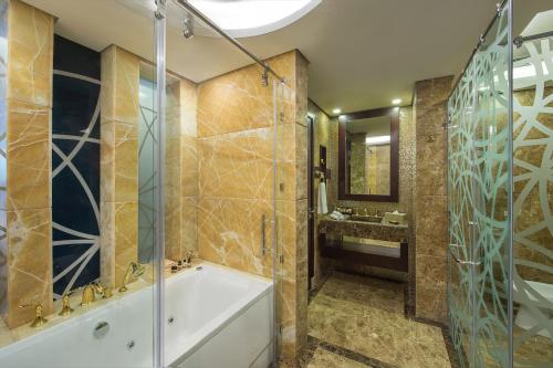  Gulf Court Hotel Business Bay -  Room  picture :   Tea/Coffee maker    Minibar    Shower                           