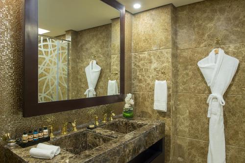 a bathroom with two sinks and a mirror at Gulf Court Hotel Business Bay in Dubai
