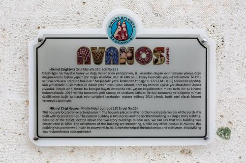 een bord aan de muur met wat eten erop bij Hikmet's House in Avanos