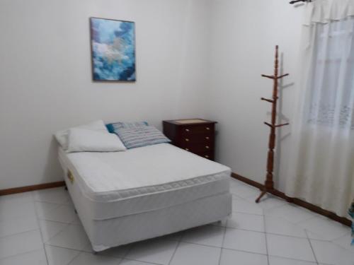 1 dormitorio con 1 cama en una habitación en Praia da Ilhota, lado de Baneário Camboriú, en Itapema