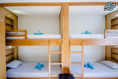 Ένα ή περισσότερα κρεβάτια σε δωμάτιο στο Peniche Surfcamp Hostel