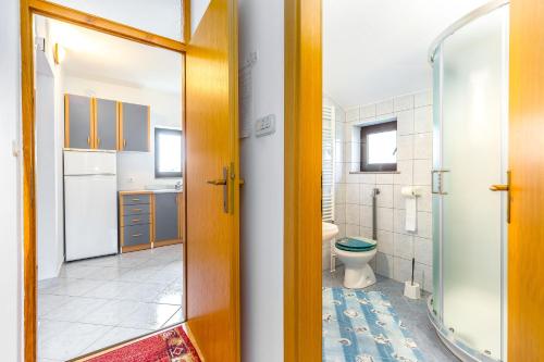 ein Badezimmer mit Toilette und Glastür in der Unterkunft Garden paradise App in Sveti Vid-Miholjice