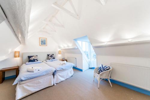 1 Schlafzimmer mit 2 Betten und einer Treppe in der Unterkunft Griffin Cottage in Whitby