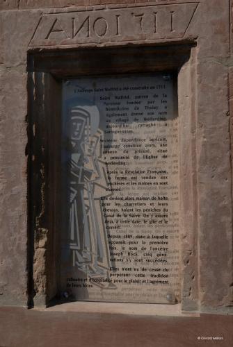 a plaque on the side of a monument at Auberge Saint Walfrid Hôtel Restaurant & Spa in Sarreguemines