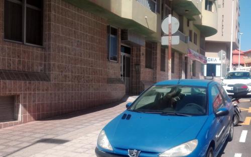 エル・メダノにあるEl Medano - Cerca de la Playaの路脇に停車した青い車