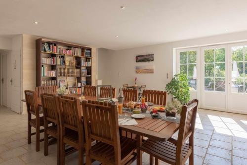 une salle à manger avec une table et des chaises dans l'établissement L'Ilot Vignes, à Rauzan