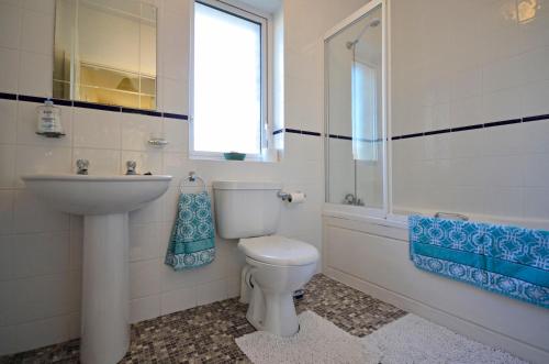 A bathroom at Cottage 323 - Cleggan