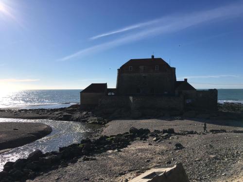 an old building on the shore of the ocean at FACE A LA MER , L ARTISTE in Ambleteuse