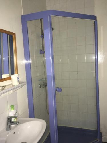 a bathroom with a glass shower with a sink at FACE A LA MER , L ARTISTE in Ambleteuse