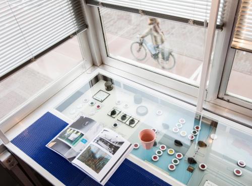 una habitación con ventana y una persona en bicicleta en SWEETS - Westerdoksbrug, en Ámsterdam