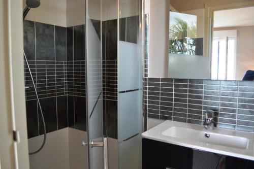 La salle de bains est pourvue d'un lavabo et d'une douche. dans l'établissement VILLA SAINT VINCENT, à Agen