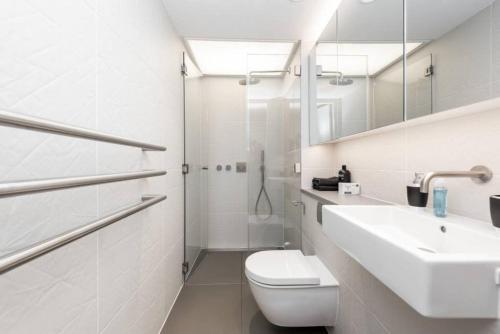 Baño blanco con lavabo y aseo en Amazing Apartment with Incredible Views (MLG), en Londres