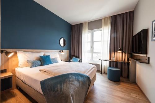 Postel nebo postele na pokoji v ubytování HARBR. hotel Heilbronn