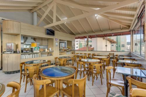 a dining room with tables and chairs in a restaurant at Pousada Costão dos Ingleses in Florianópolis