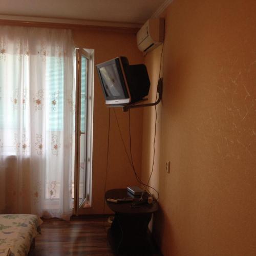 ドニプロジェルジンシクにあるApartment Boulevard Budivel'nykiv 43の壁の角にテレビが備わる部屋