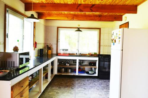 cocina con fregadero y nevera en Cabañas Los Andes EcoLodge en San Carlos