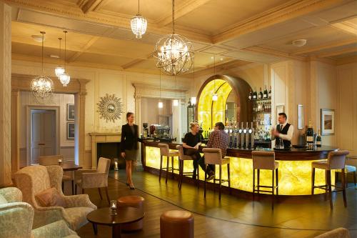 The Belsfield Hotel في باونيس أون وينديرمير: مجموعة من الناس يجلسون في بار في مطعم