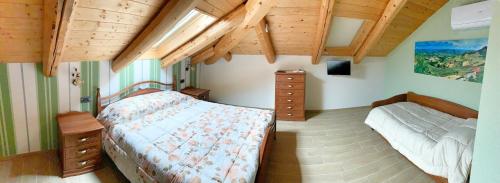 1 dormitorio con 1 cama y 1 sofá en Il Bambuseto en Fossano