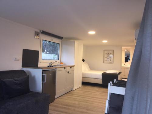 a small room with a kitchen and a living room at Quinta do Meco - Beach & Nature in Aldeia do Meco