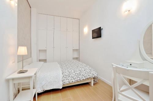 um quarto branco com uma cama e um lavatório em Deco's Place Roma Zoe em Roma