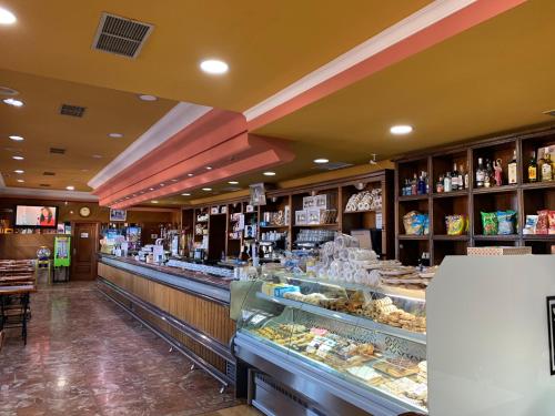 una panadería con un mostrador en una tienda en La Sierra, en Antequera