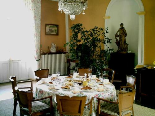 une salle à manger avec une table sur laquelle se trouve de la nourriture dans l'établissement Domaine du Peyron, à Quintenas