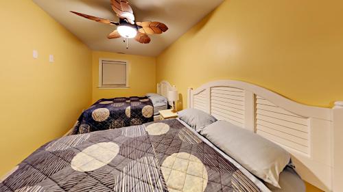 1 dormitorio con 2 camas y ventilador de techo en Put-in-Bay Waterfront Condo #104 en Put-in-Bay