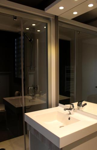 une salle de bain avec un lavabo blanc et une douche dans l'établissement VVF Amboise Les Châteaux de la Loire, à Amboise