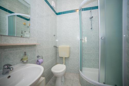 Koupelna v ubytování Apartmani Ina