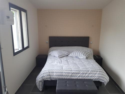 um quarto com uma cama e uma janela em BAIE DE SOMME - Le pourquoi pas em Le Crotoy