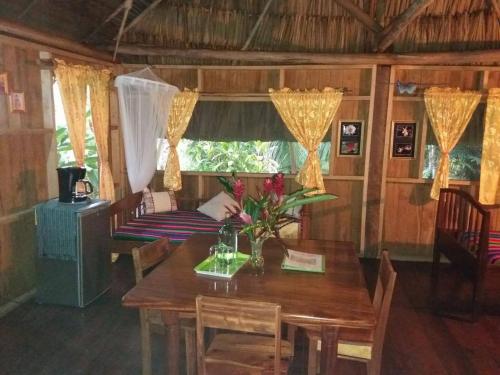 jadalnia ze stołem i kanapą w obiekcie Sun Creek Lodge w mieście Punta Gorda