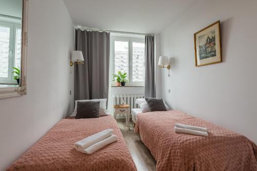 ein Hotelzimmer mit 2 Betten und einem Fenster in der Unterkunft V Ajax Warsaw Bed&Breakfast ROOMS in Warschau
