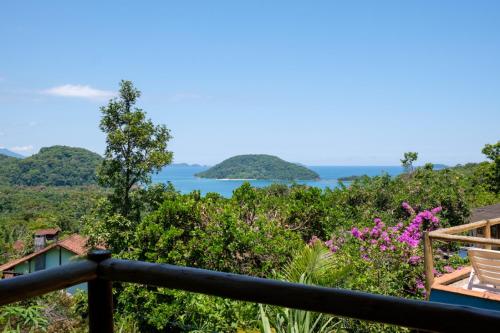 a view of the ocean from a house at Haleiwa chalés e suítes - A Guest House do Prumirim in Ubatuba