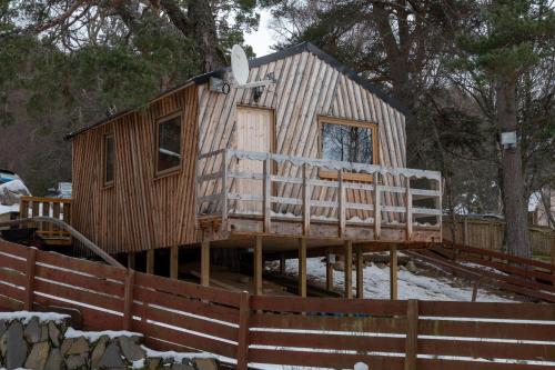 アビモアにあるPine Marten Bar Glenmore Treehouseの家屋がデッキに建てられている