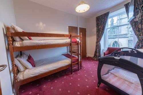 Katil dua tingkat atau katil-katil dua tingkat dalam bilik di Pentland Hotel