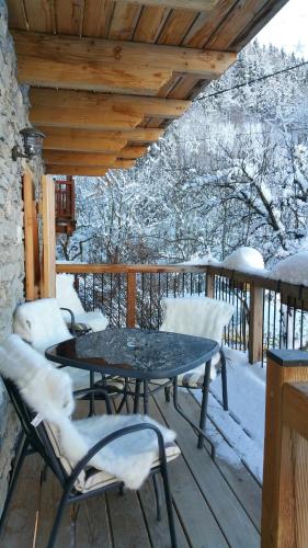 une table et des chaises sur une terrasse dans la neige dans l'établissement Chalet ZenArcs, à Bourg-Saint-Maurice