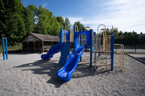 Zona de juegos infantil en Taboo Muskoka