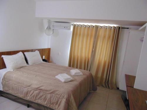 Postel nebo postele na pokoji v ubytování Cyrilo's Palace Hotel