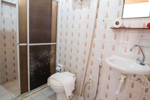 y baño con ducha, aseo y lavamanos. en Pousada Tia Gloria, en Morro de São Paulo
