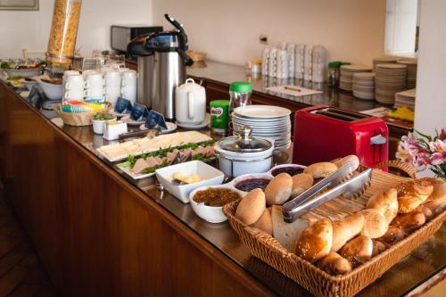 een buffet met brood en andere gerechten op een aanrecht bij La Casa de Fray Bartolome in Cuzco