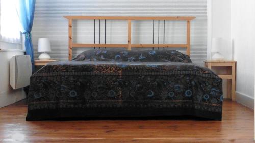 阿拉斯的住宿－Le Kooka，一间卧室配有一张床铺,床上有毯子