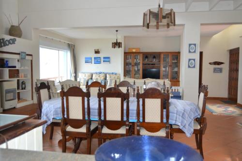 a dining room with a table and chairs at Nine-ohh Skuitbaai in Eersterivierstrand