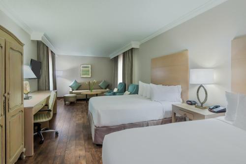 Giường trong phòng chung tại Holiday Inn Express Fairhope - Point Clear, an IHG Hotel