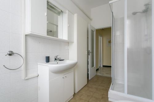 un baño con lavabo y ducha en GREAT HOLIDAY APT accogliente e centrale, en Chiavari