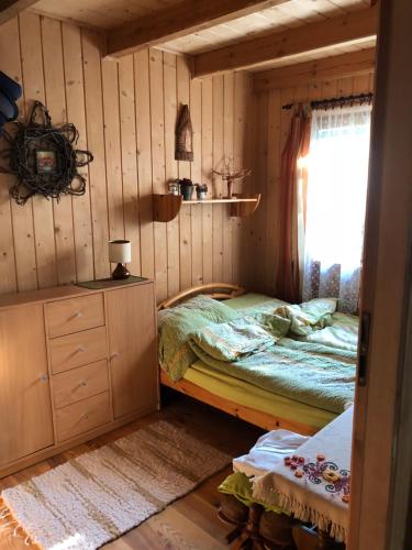サシノにあるMiturówkaの小さなベッドルーム(ベッド1台、窓付)