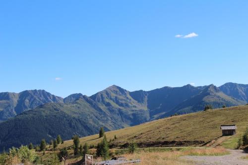 Ein allgemeiner Bergblick oder ein Berglick von der Pension aus